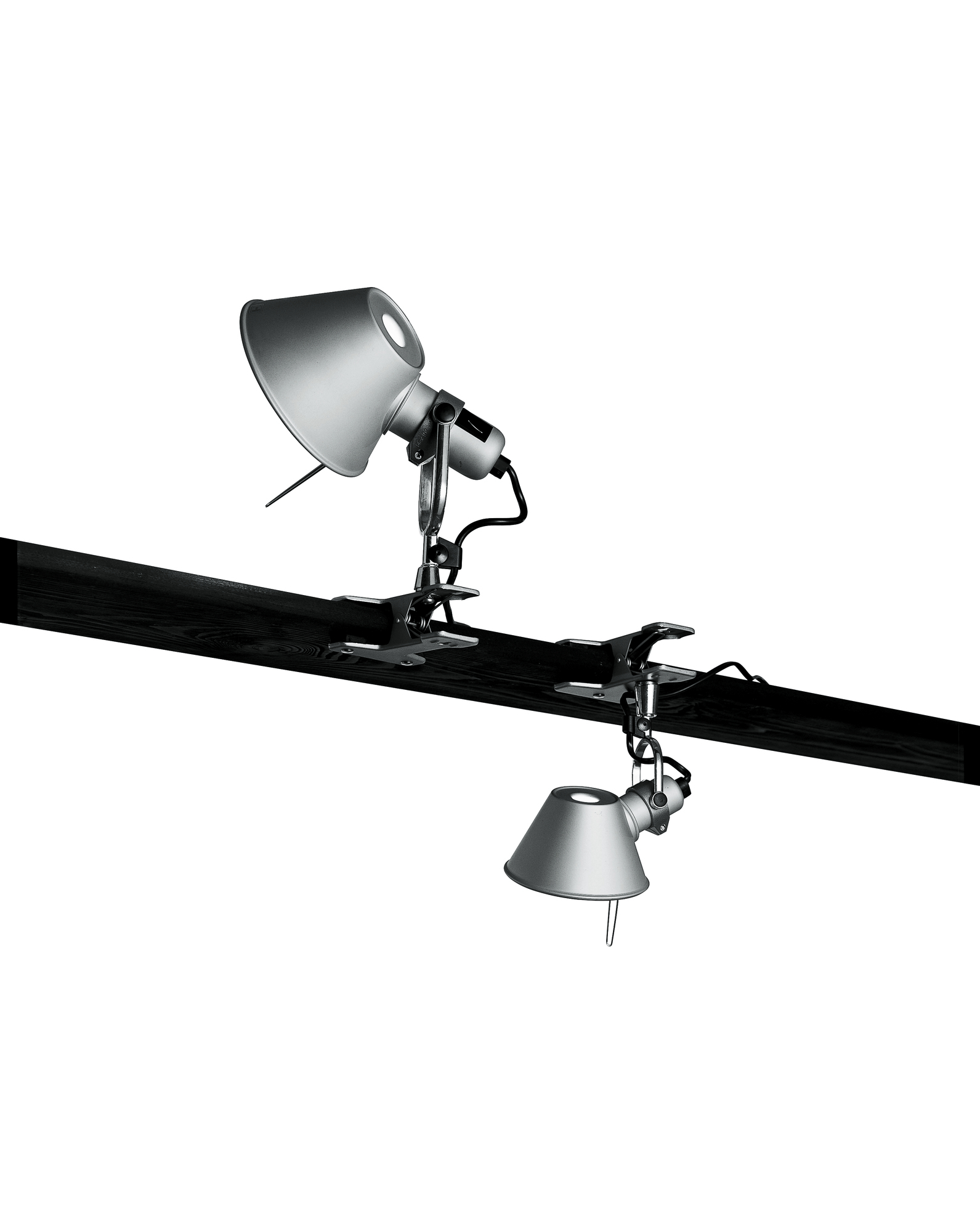 Nahaufnahme der Artemide Tolomeo Pinza Klemmleuchte aus Aluminium an einem dunklen Holzbalken.