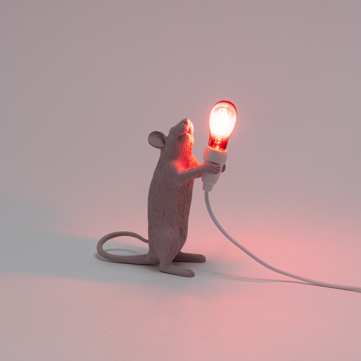 Seletti Mouse Lamp: Graue Maus hält eine leuchtende Glühbirne, USB Tischleuchte.