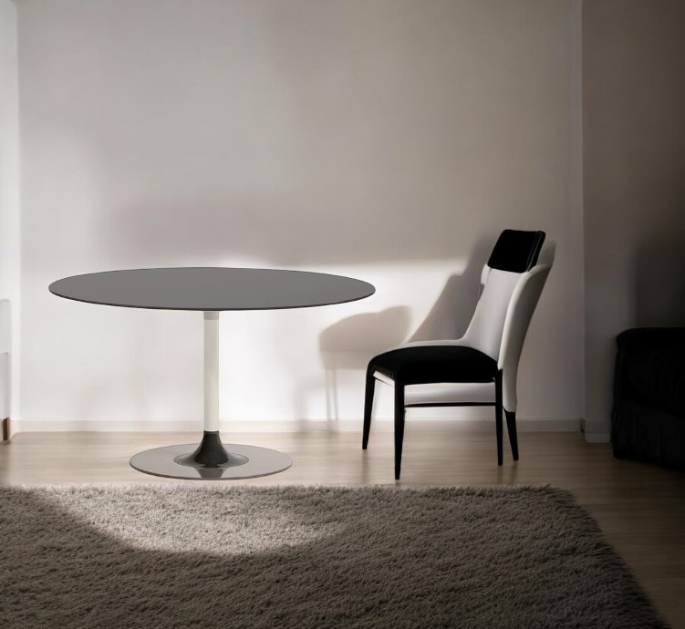 Thierry XXL Tisch Rund Bordeaux Kartell, runder Esstisch mit zentralem Fuß und Stuhl im Raum.