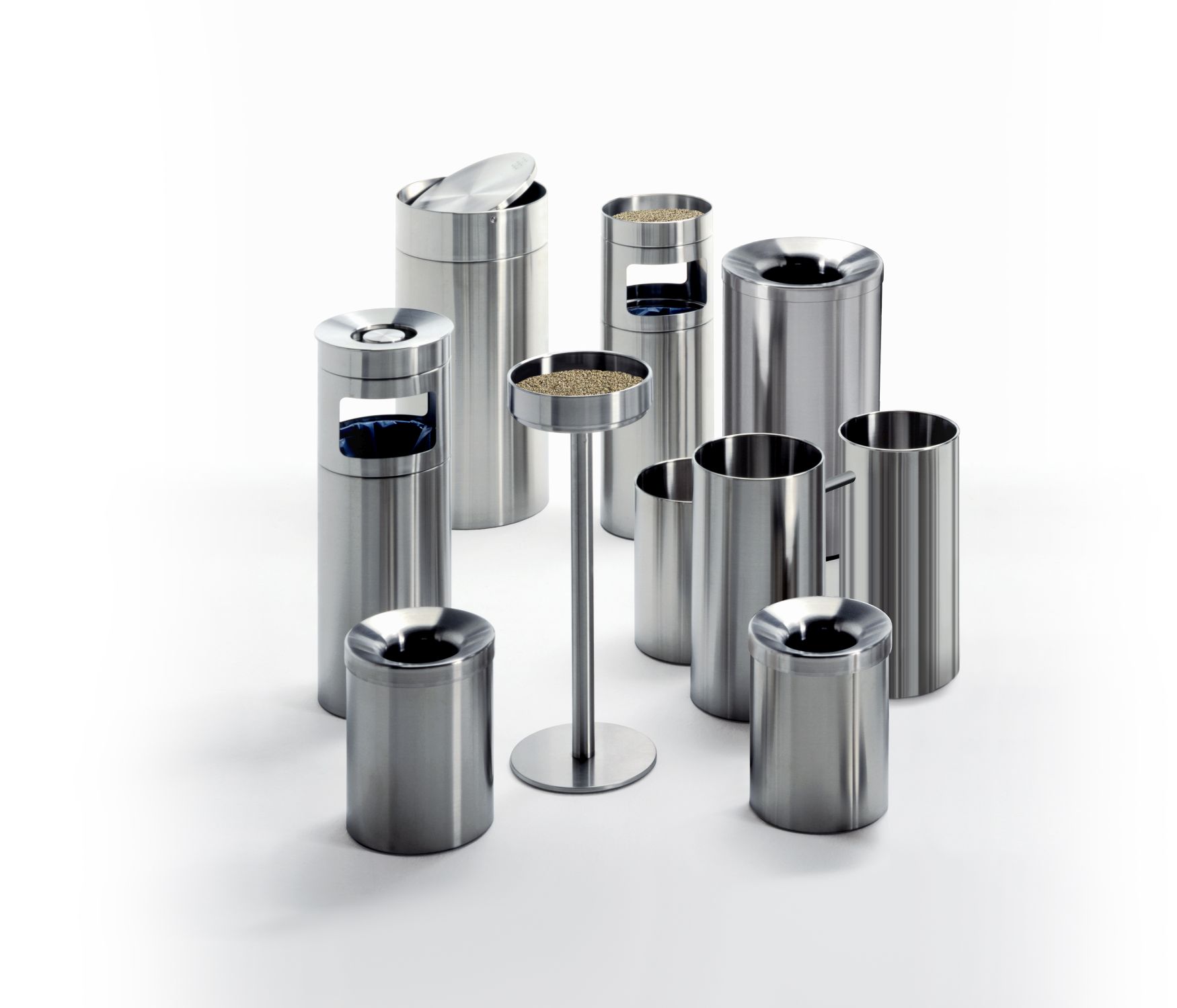 Produktfoto: Mehrere Edelstahl Standascher und Papierkörbe, darunter ein Nox Standascher.