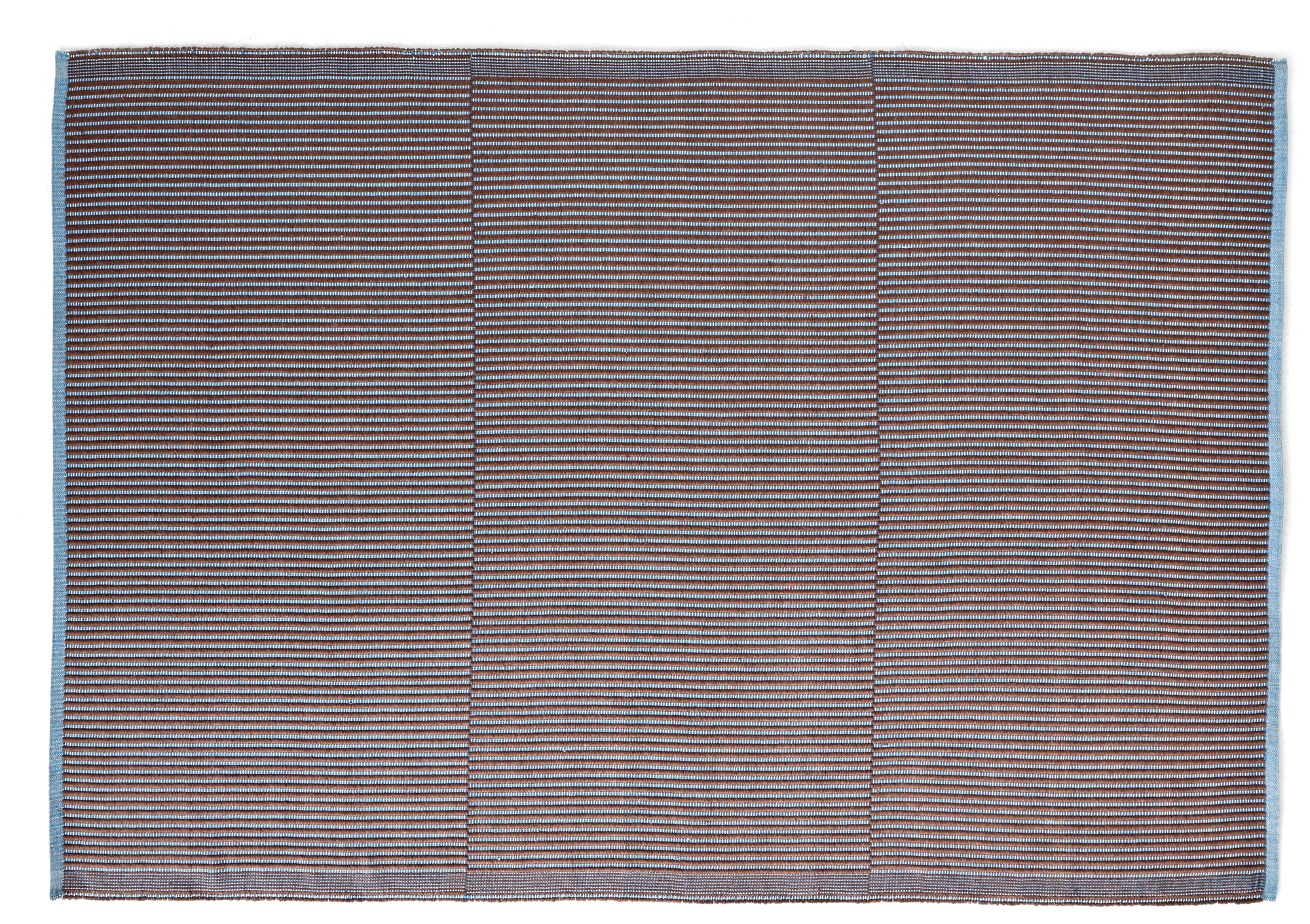 Tapis Teppich von Hay mit braunen und hellblauen horizontalen Streifen und hellblauer Umrandung.