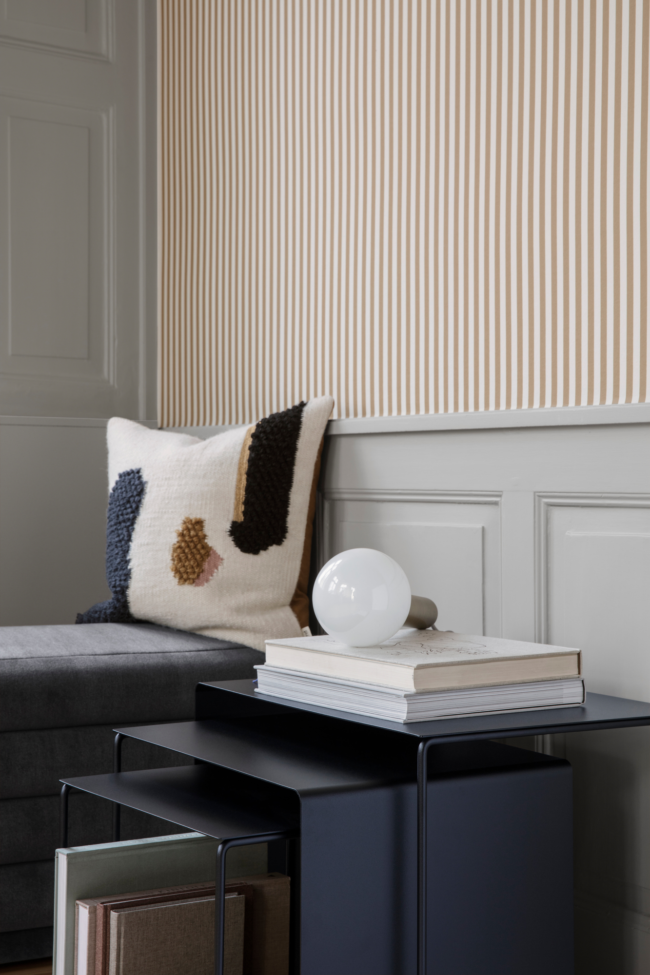 Ferm Living Cluster Tables, 3er Set: Schwarze Beistelltische mit Deko in stilvollem Interieur.