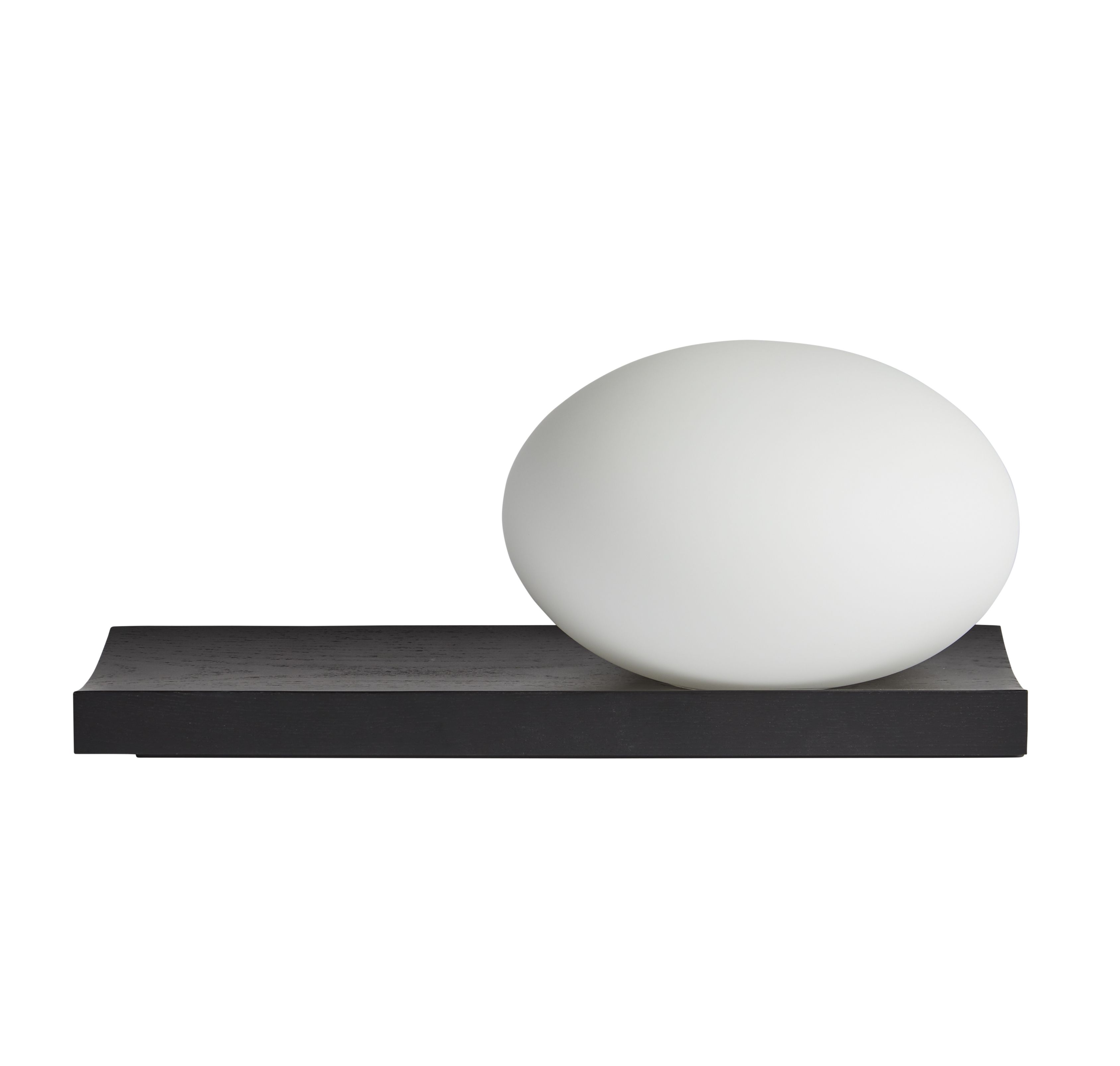 Dew Tischleuchte von Woud: Runde, weiße Lampe auf einem schwarzen, lackierten Esche-Sockel.