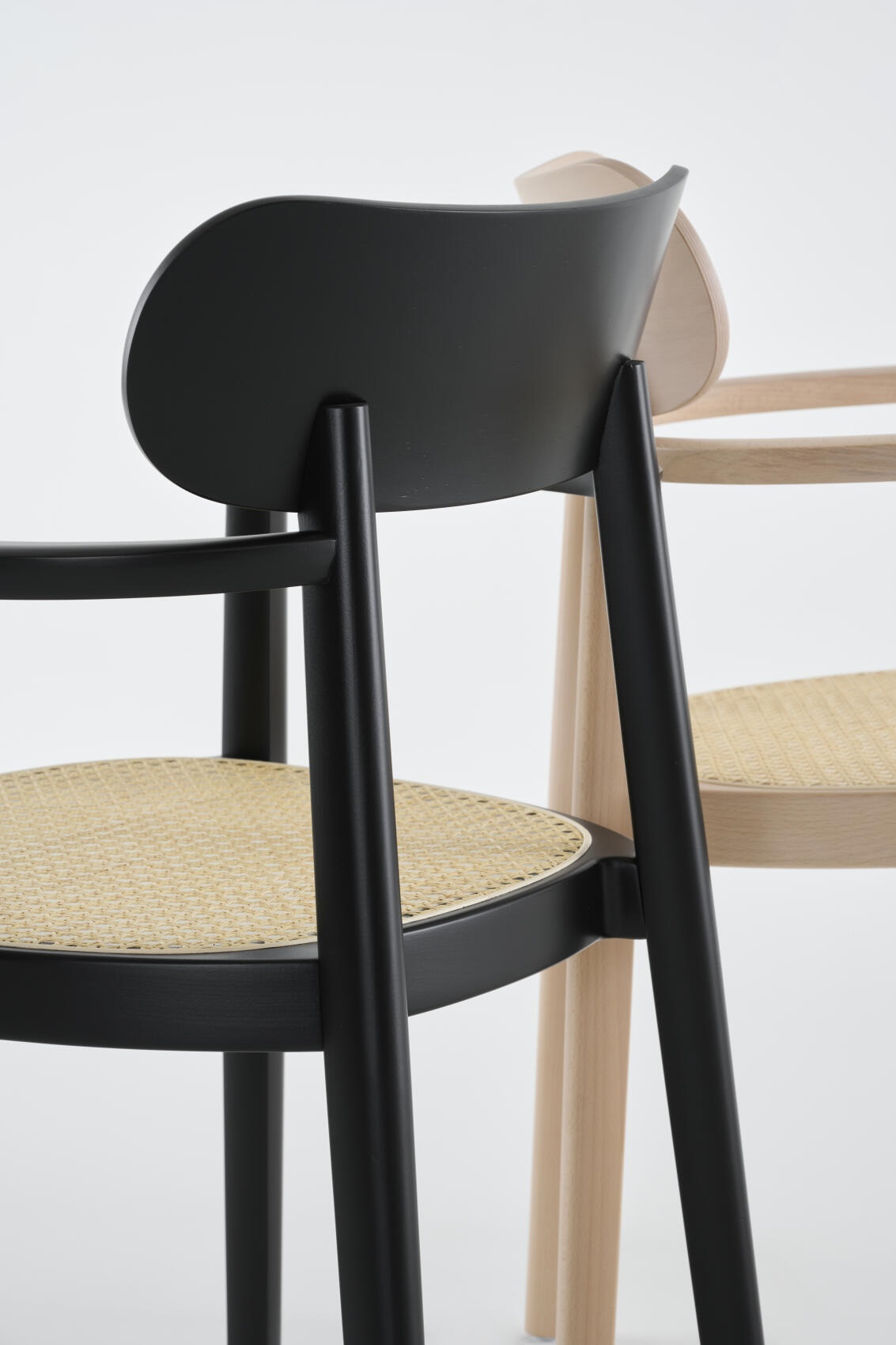 Detailansicht: Schwarzer 118 FV Holzstuhl mit Armlehnen und Wiener Geflecht Sitzfläche, Thonet Stuhl.