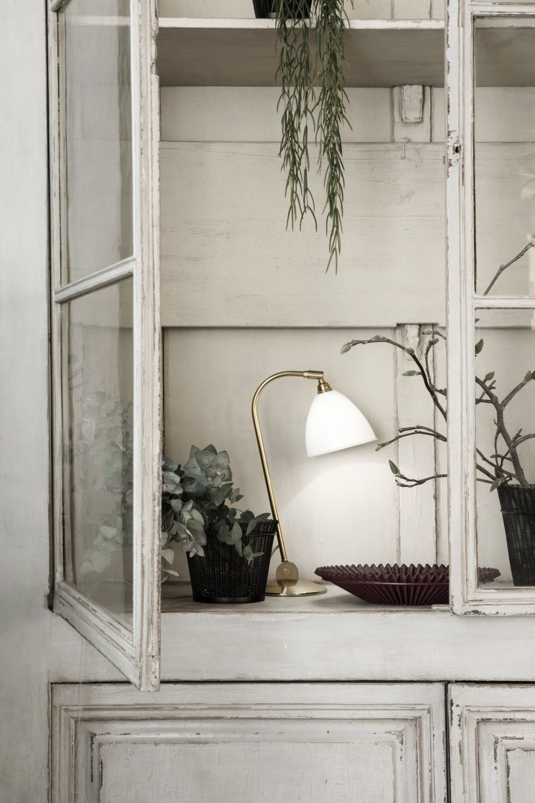 Matégot Schale von Gubi in einem Vintage-Schrank mit Lampe und Pflanzen.