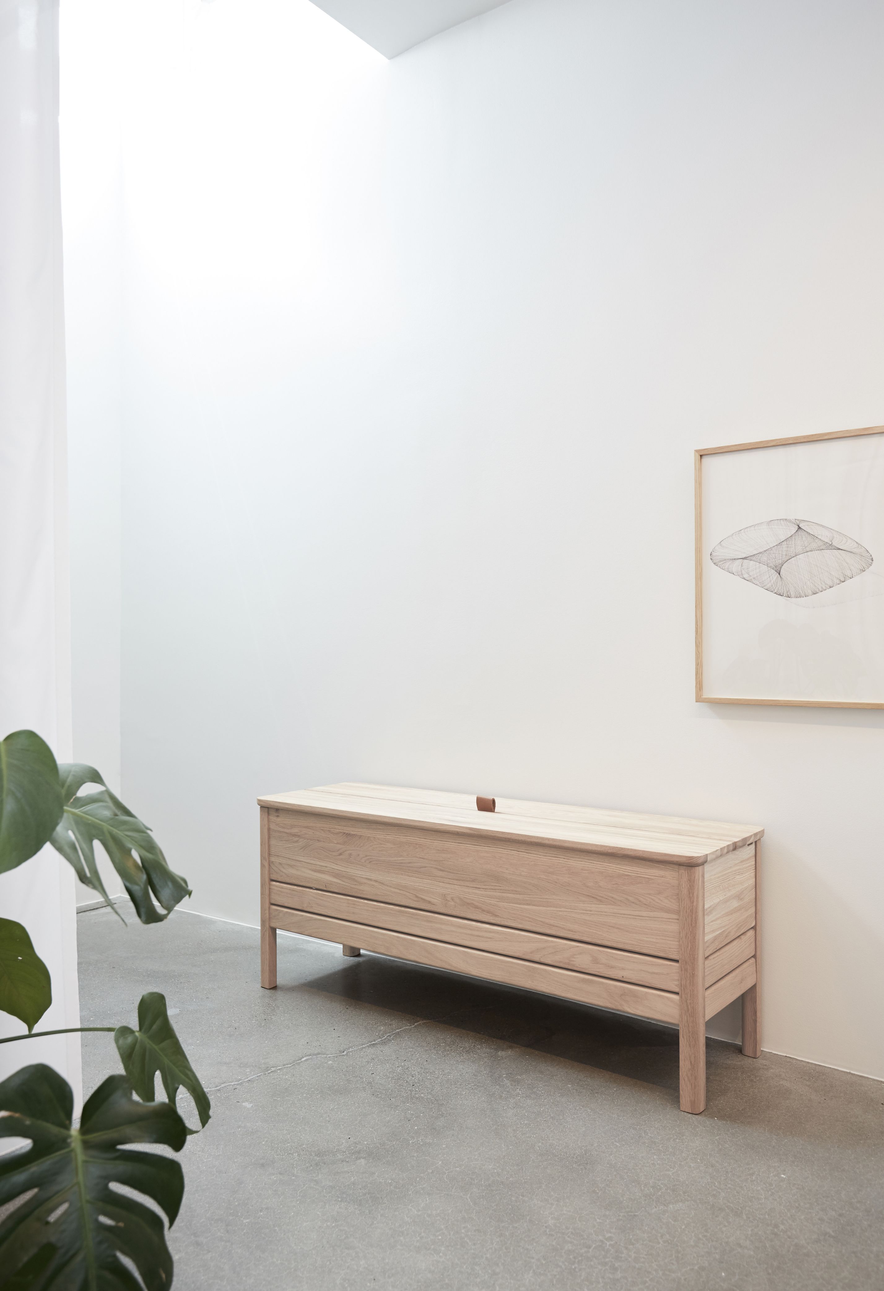 A Line Truhenbank aus Eiche weiß geölt von Form & Refine im minimalistischen Raum.