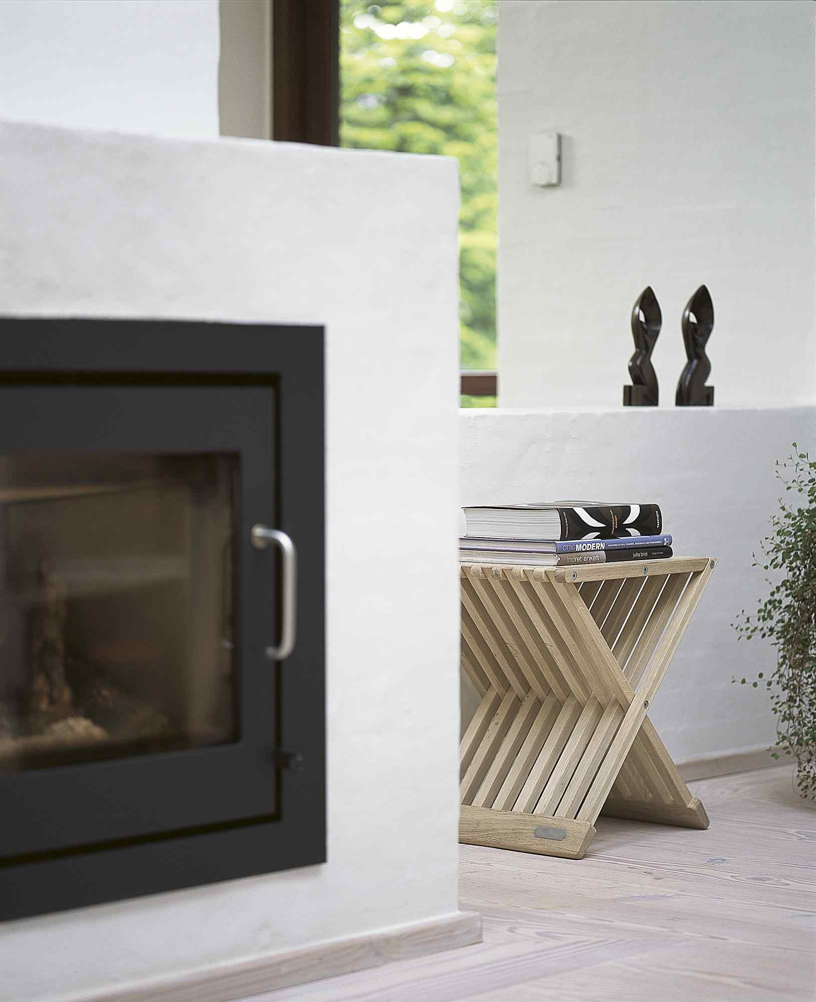 Fionia Hocker von Skagerak aus Teakholz, modernes Design mit gekreuzten Holzstreben.