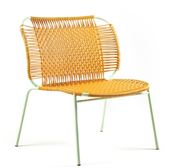 Cielo Lounge Chair: Niedriger Outdoor Lounge Stuhl von Ames mit gelbem Geflecht und hellem Gestell.