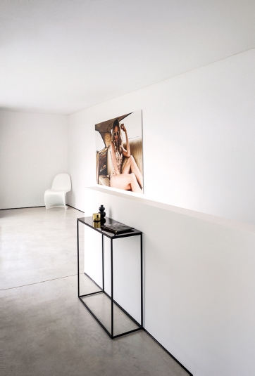 Schwarzer Rack Konsoltisch von Schönbuch, 70 cm breit, im minimalistischen, hellen Flur. Moderner Beistelltisch mit Glasplatte.