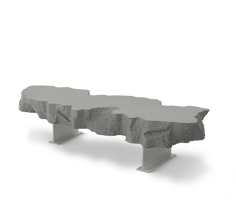 Graue Broken Bench Bank von Gufram, modernes Designmöbel für den Innen- und Außenbereich.