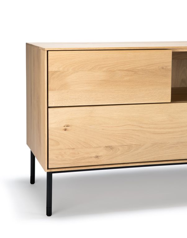 Whitebird TV Möbel von Ethnicraft: Detailansicht des TV-Lowboards aus hellem Eichenholz mit schwarzen Metallfüßen.