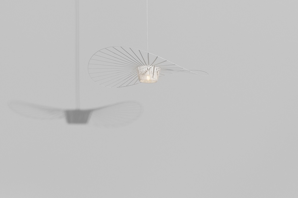 Weiße Vertigo Pendelleuchte XS von Petite Friture, filigrane Hängelampe mit besonderem Lichtspiel und Schattenwurf.