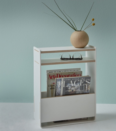 Weißes, modernes Regal aus Holz mit Magazinen, Brille und Dekoration. Kleines Bücherregal für Wohnzimmer und Büro.