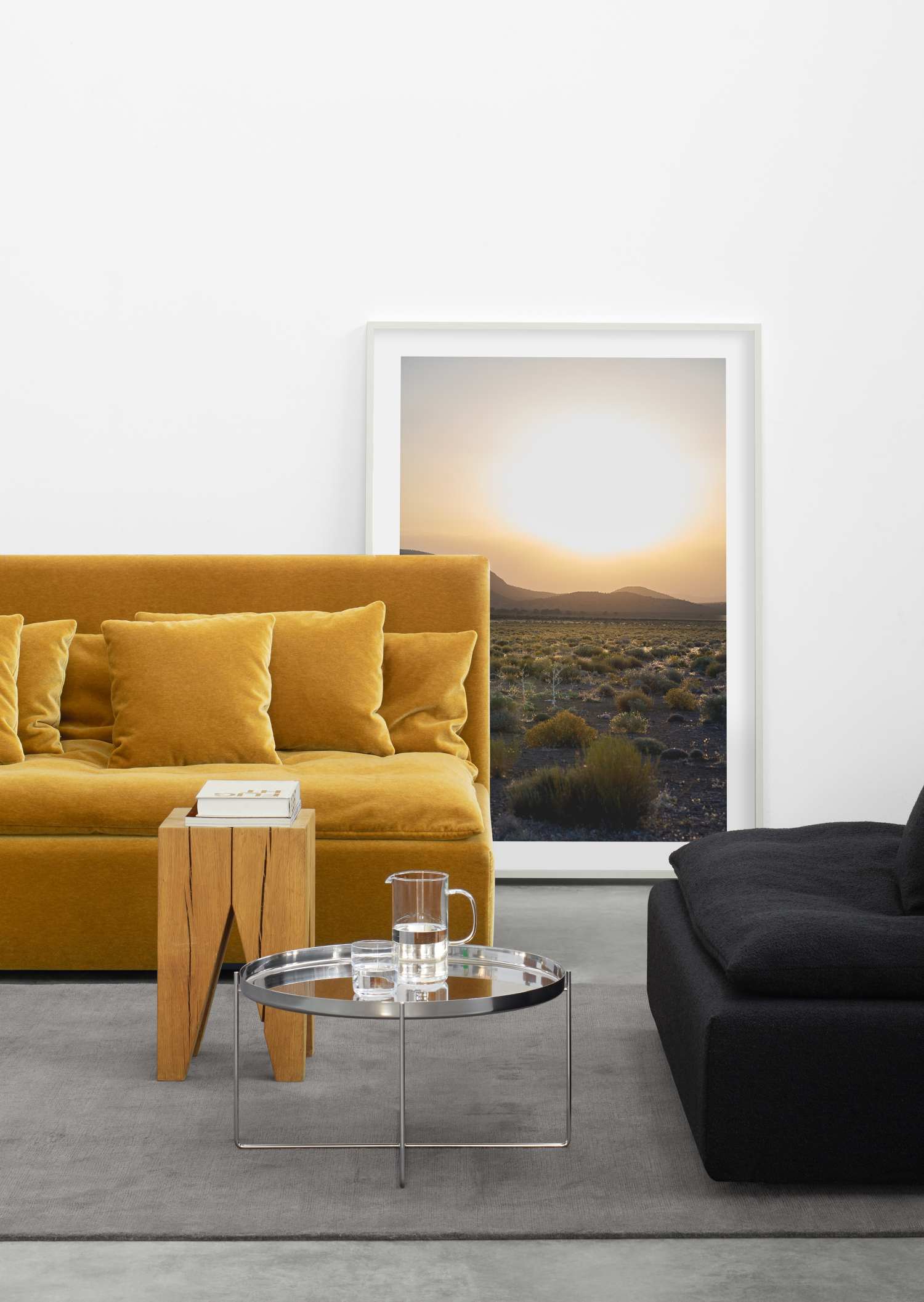 Backenzahn Hocker/Tischchen von e15 als Beistelltisch neben einem gelben Sofa im Wohnzimmer. Massivholzmöbel.