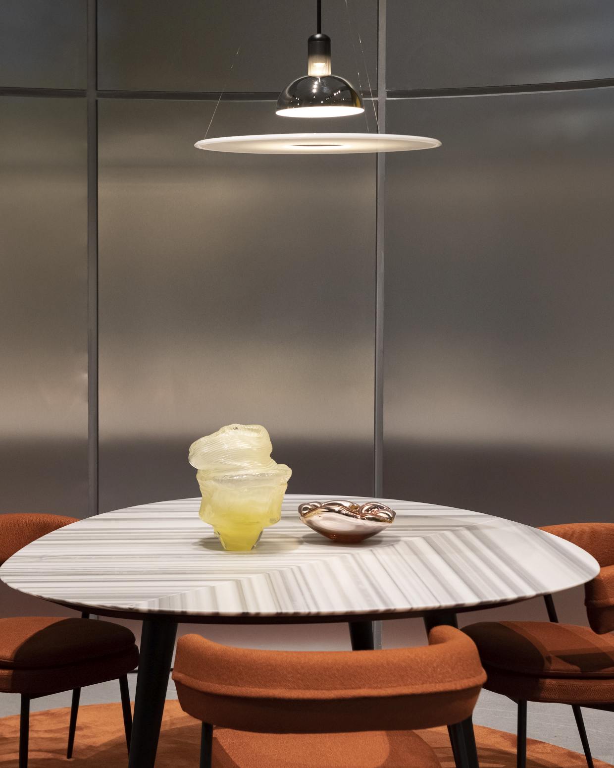 Runder 2318 Tweed Marmor Esstisch von Zanotta mit braunen Stühlen und moderner Lampe.