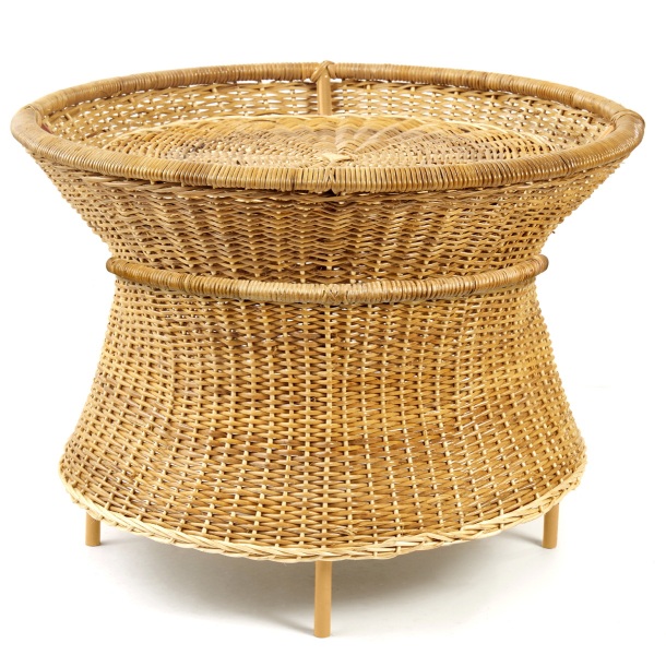 Gelber Korb-Tisch für den Outdoor-Bereich. Naturmaterialien und robustes Design für Garten und Terrasse.