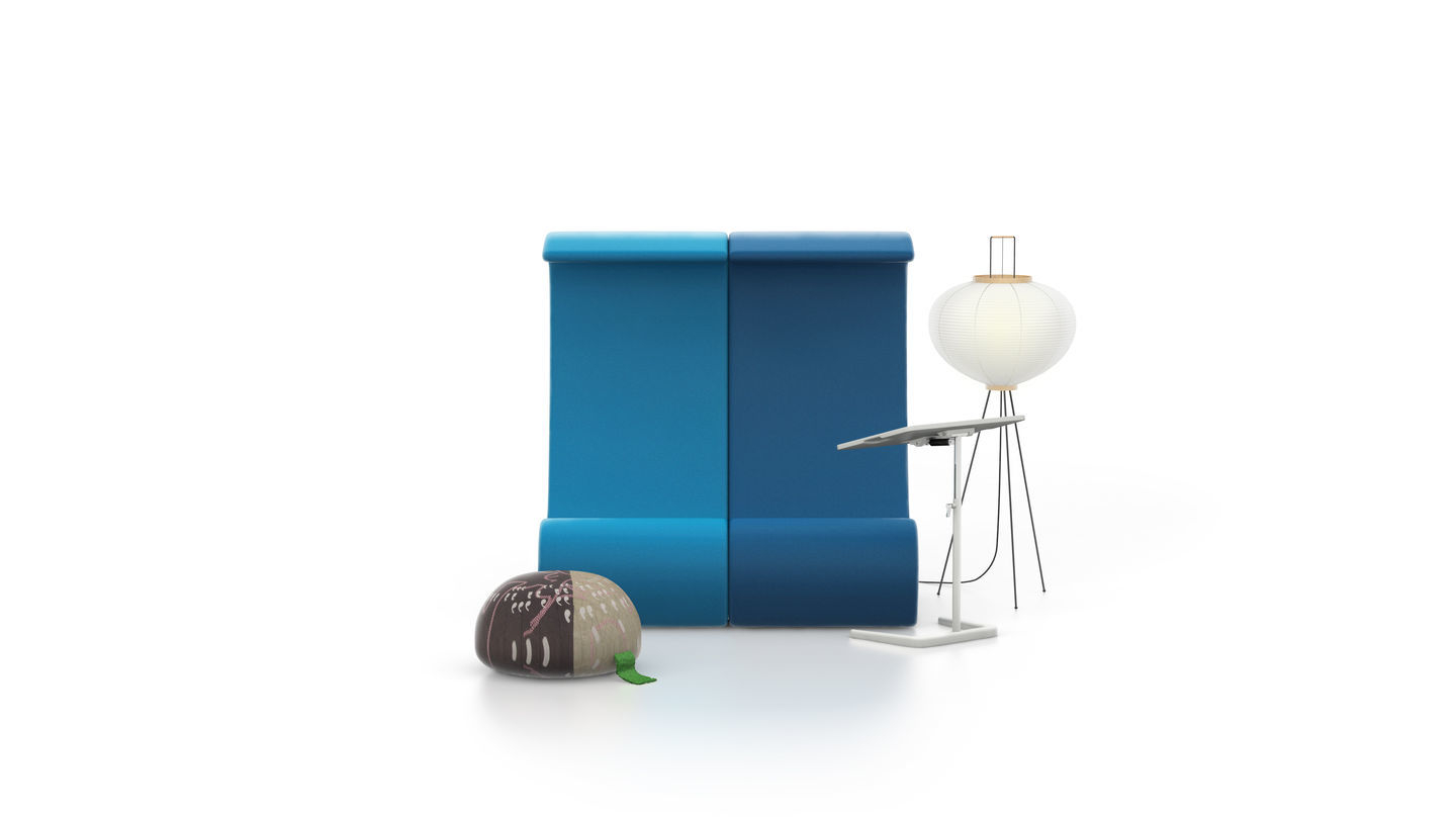 Vitra Amoebe Highback Sessel in Blau, mit Lampe und Hocker auf weißem Grund.