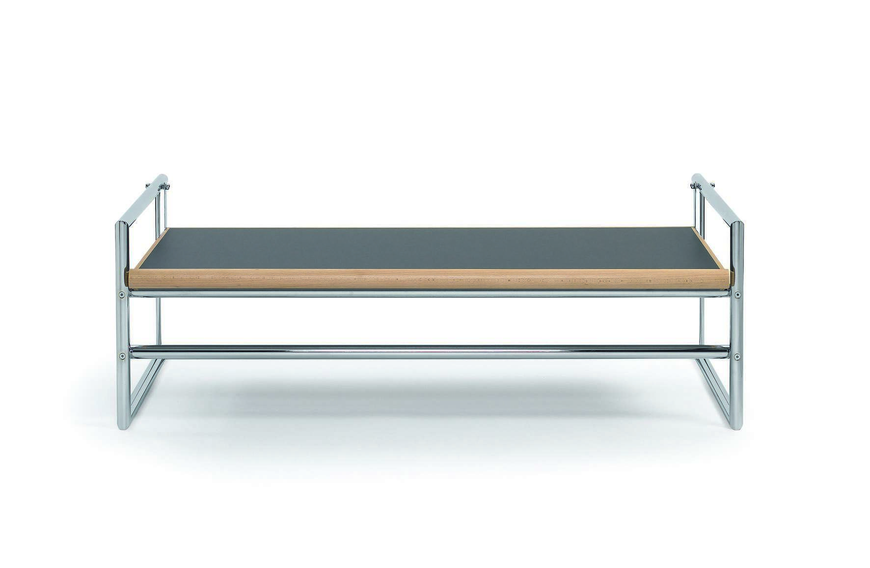 Menton Tisch von ClassiCon mit Stahlrohrgestell und grauer Tischplatte aus Linoleum.