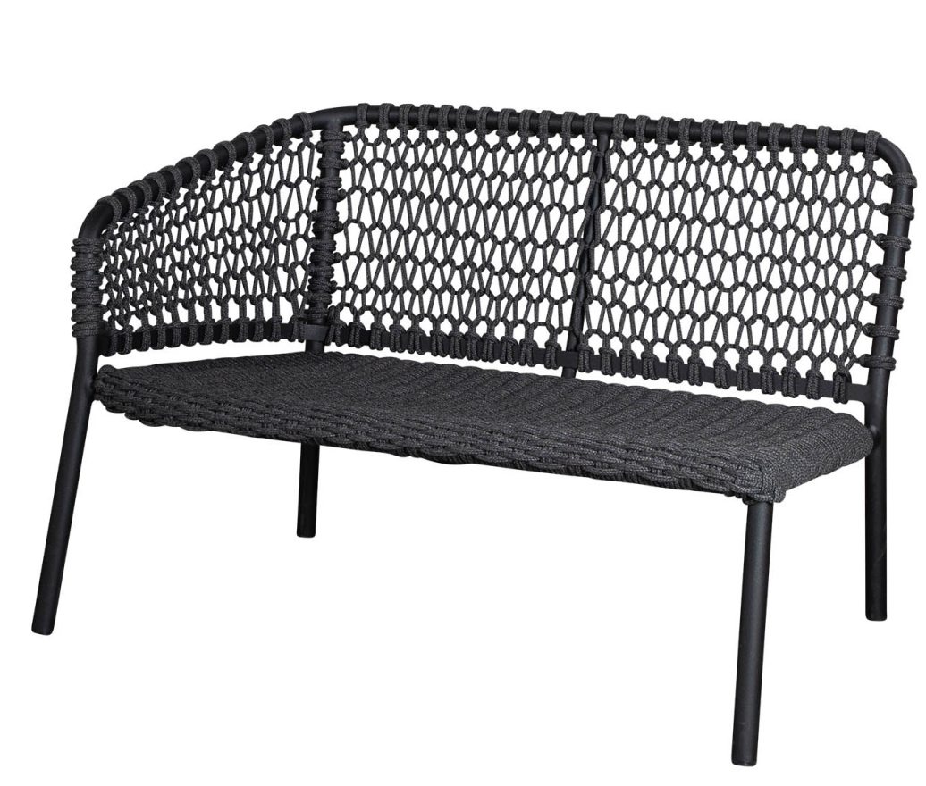 Ocean 2-Sitzer Outdoor Sofa von Cane-Line: Modernes Gartensofa aus geflochtenem Cane-Line Weave in Anthrazit.