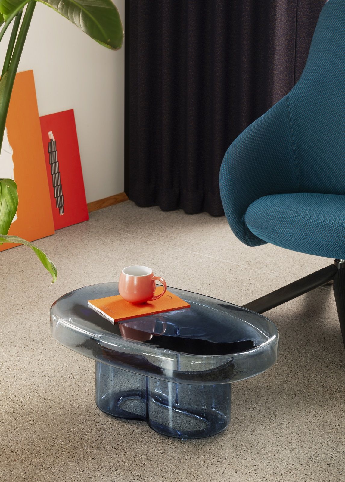 Blauer Soda Couchtisch von Miniforms, oval, mit Tasse und Notizbuch. Designermöbel für Wohnzimmer.