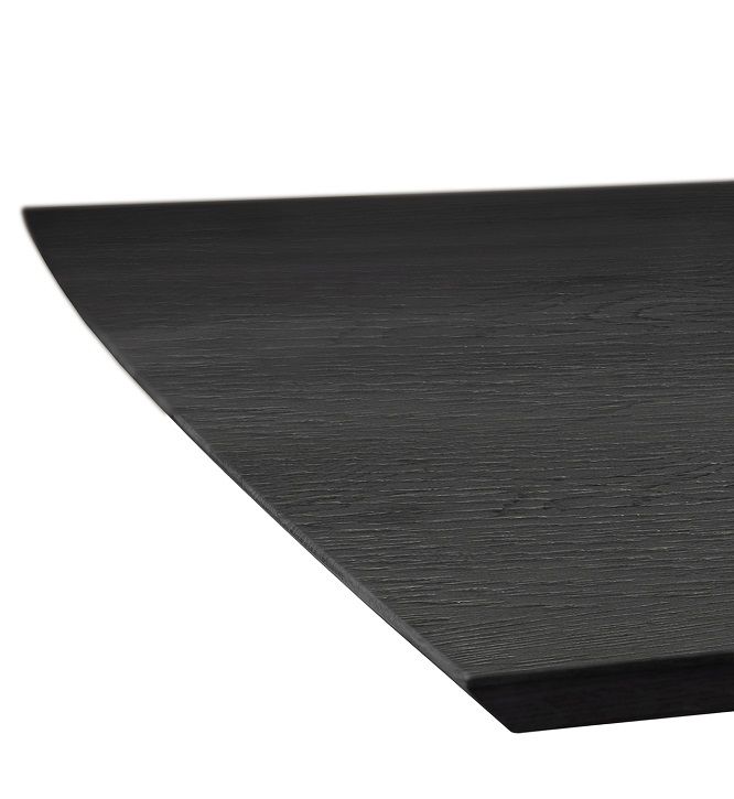 Detailaufnahme der Tischplatte vom Mikado Esstisch von Ethnicraft, rechteckig, aus schwarzem Eichenholz.