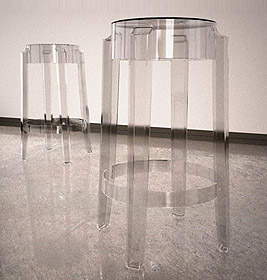Zwei transparente Charles Ghost Hocker von Kartell, modernes Design für Bar und Küche.