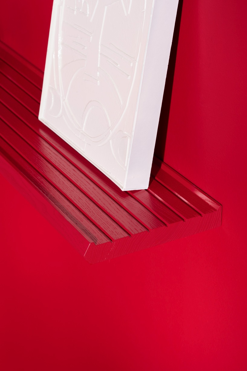 Nahaufnahme der roten Scena Bilderleiste von Schönbuch mit einem weißen Bild darauf.