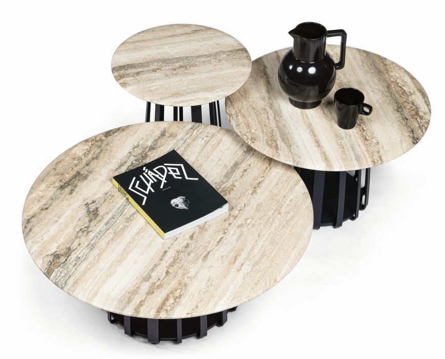 BC 09 Basket Outdoor Couchtisch/Beistelltisch Janua mit Travertin Sriato Platte, ideal für Garten und Terrasse.