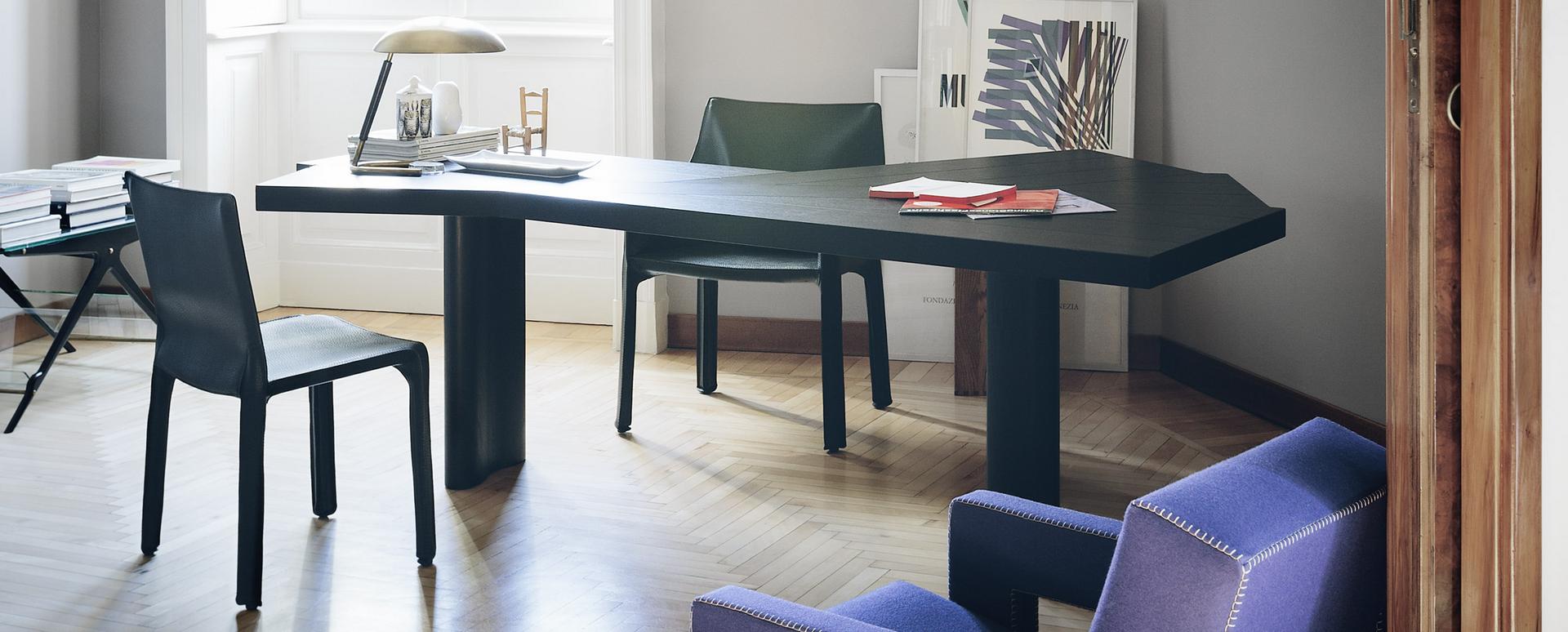 Innenaufnahme mit Cassina 413 Cab Armlehnstuhl, schwarzer Lederstuhl am Esstisch. Designermöbel für Esszimmer.