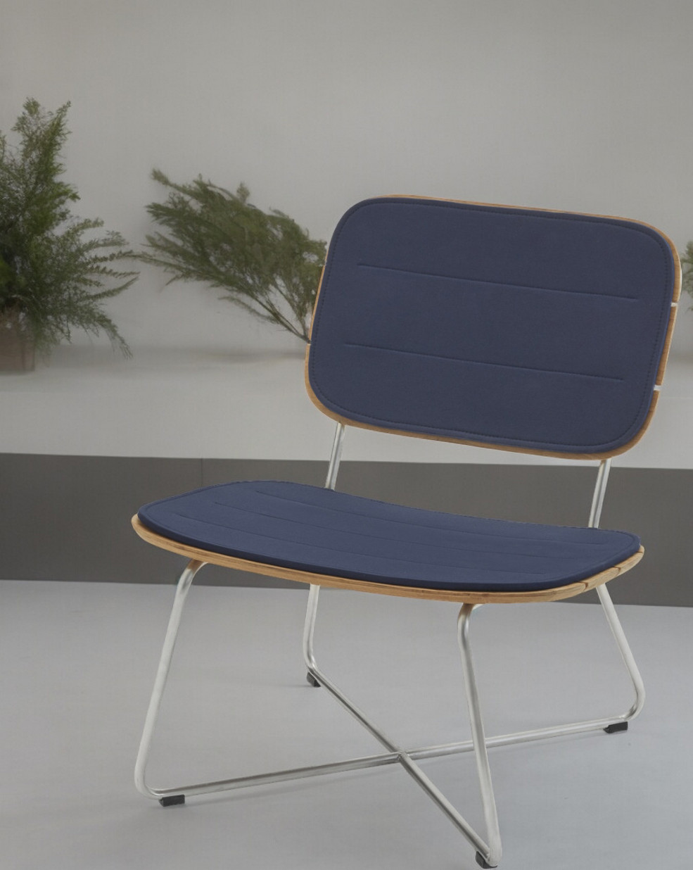 Lilium Lounge Chair mit blauem Sitzkissen von Skagerak by Fritz Hansen, Outdoor Stuhl.