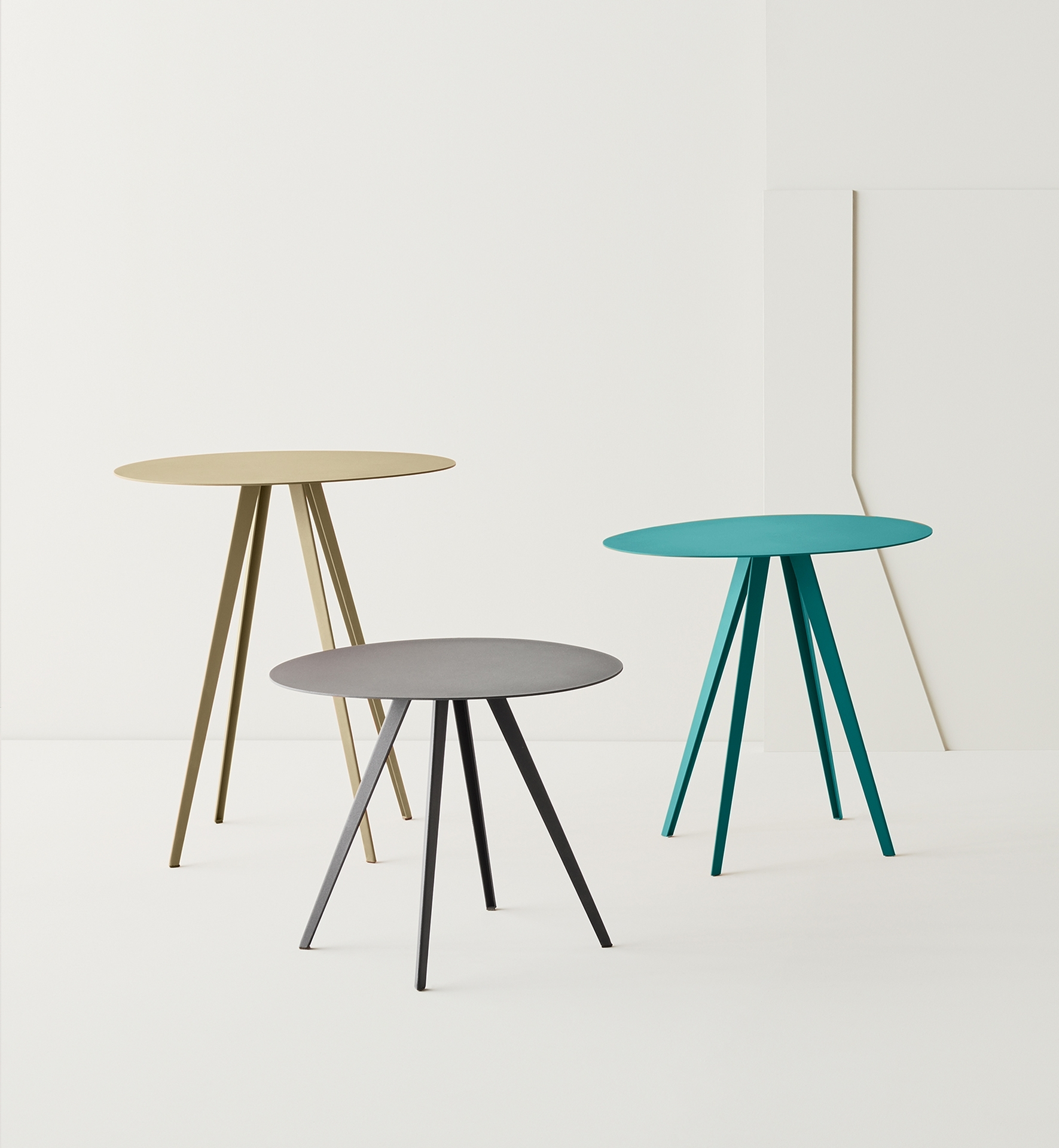 Grauer Agorà Beistelltisch von Segis, minimalistisches Design mit drei Beinen, moderne Möbel für Wohnzimmer.