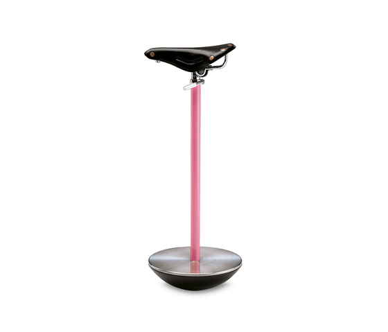 Sella Hocker von Zanotta mit pinkem Gestell und schwarzem Sattel als Sitzfläche.