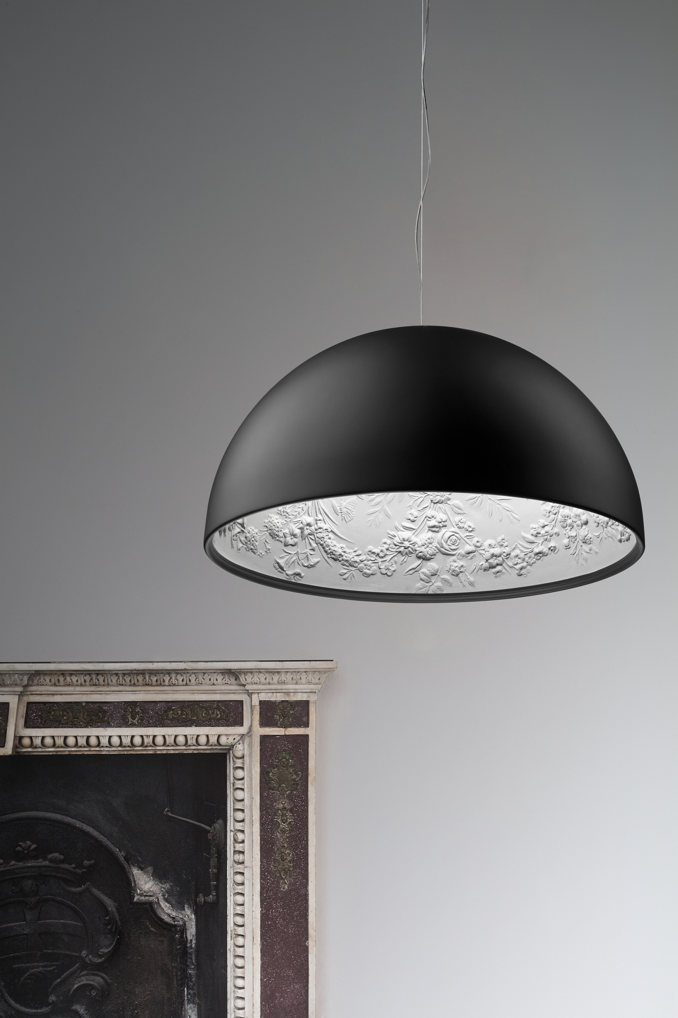 Schwarze Skygarden Pendelleuchte von Flos mit floralem Dekor an der Innenseite. Design Hängeleuchte.