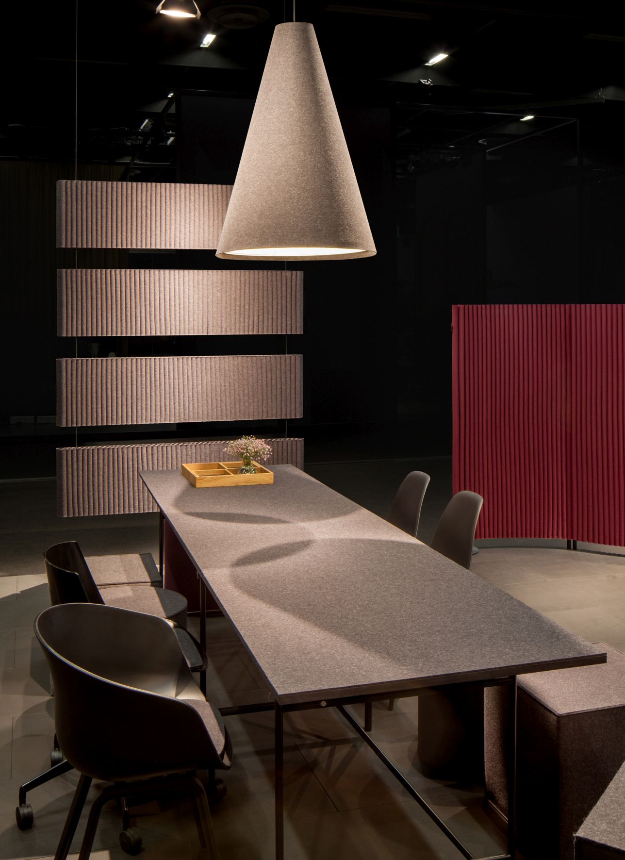 Hey Sign Welle Wandmodul im Hochformat, beige Filz-Akustikpaneele mit vier Wandhalterungen in modernem Büroambiente.