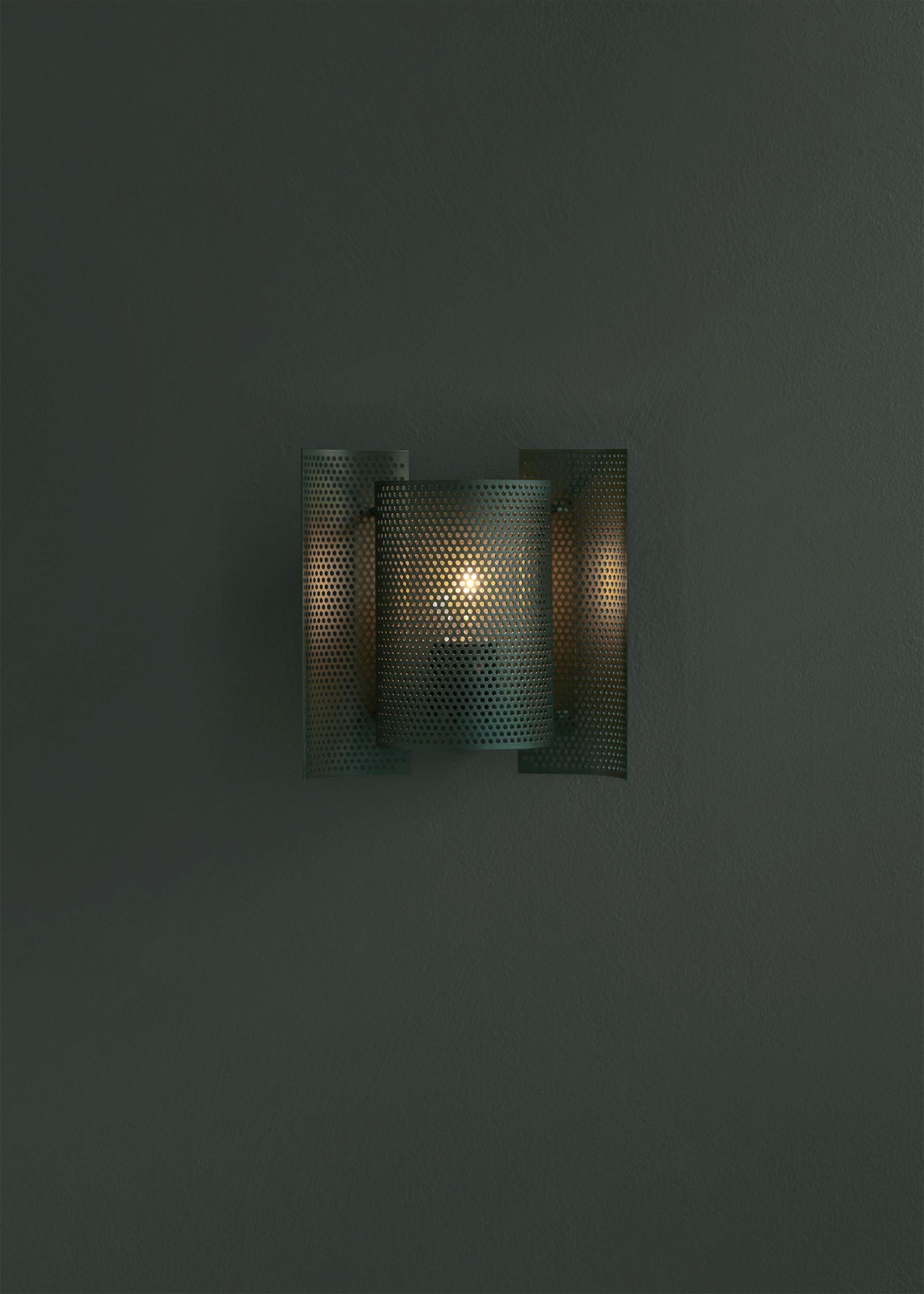 Butterfly Wandleuchte aus Messing von Northern mit gelochtem Lampenschirm und warmem Licht.