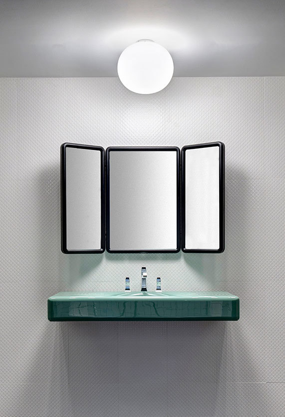 Badezimmer mit Glo Ball Leuchte von Flos, Deckenlampe und Waschbecken mit Spiegel.