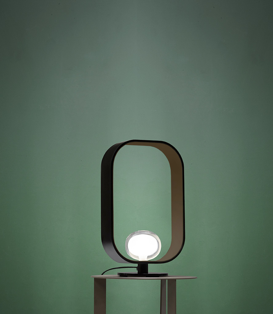 Filipa Tischleuchte von Tooy: Moderne Designerlampe mit ovalem Rahmen und leuchtender Kugel.