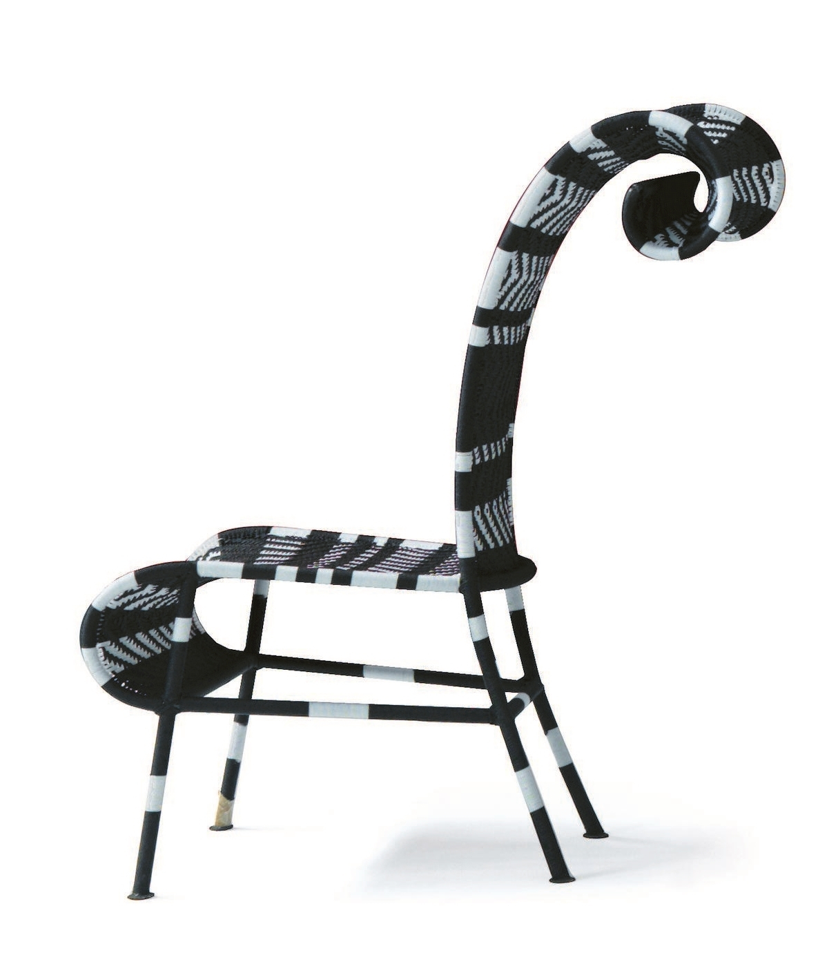 Sunny Stuhl von Moroso, M' Afrique Collection, schwarz-weiß gestreift, modernes Design für Wohnräume.