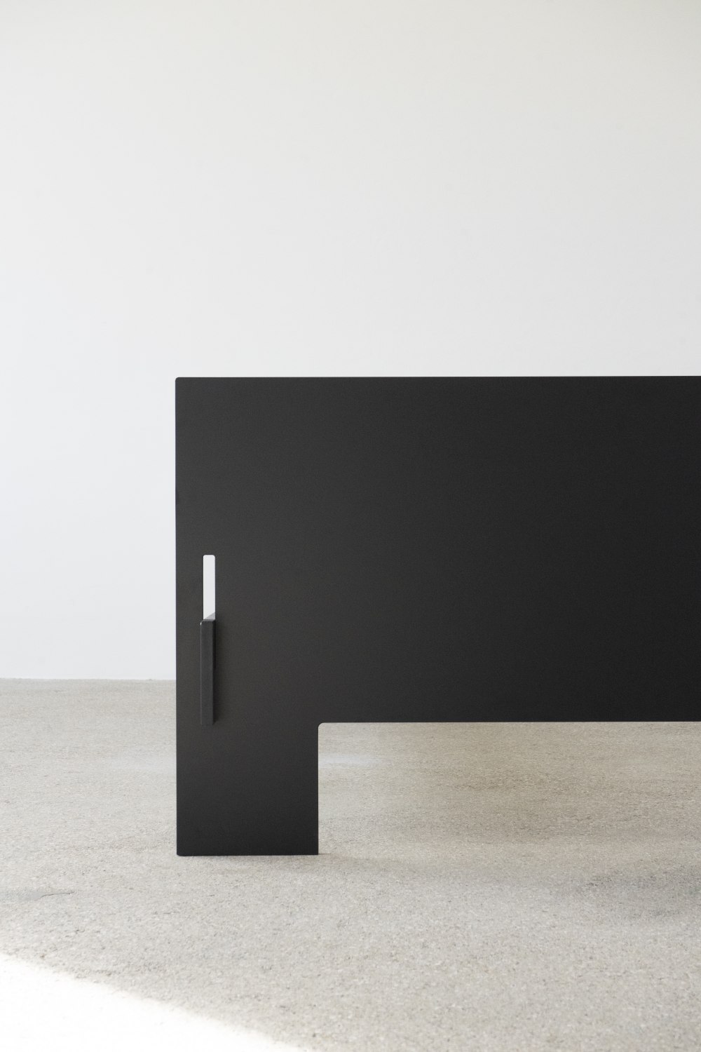 Detailaufnahme vom schwarzen Siebenschläfer Bett mit Kopfteil von Nils Holger Moormann, Größe 90x200 cm.