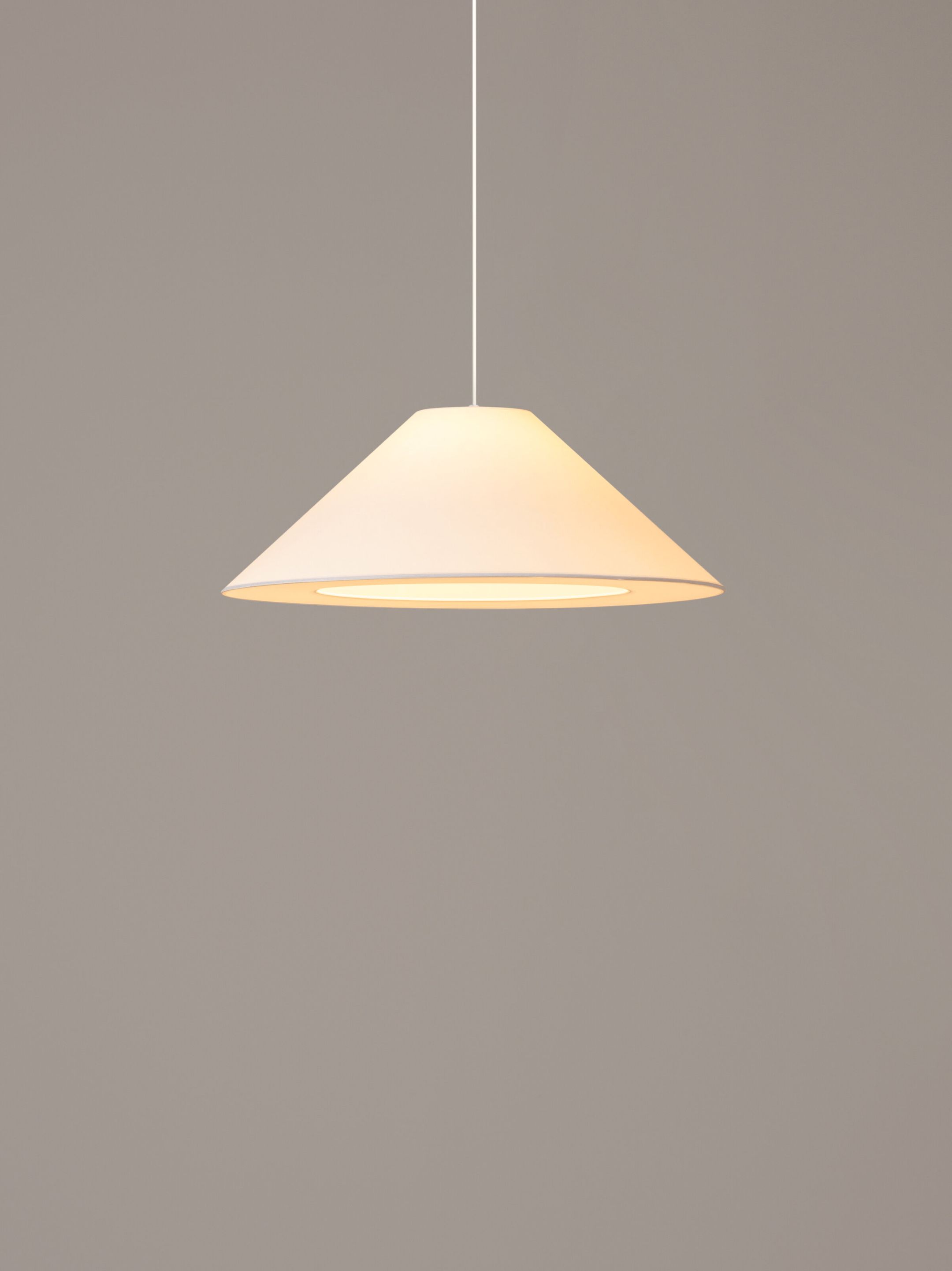 Weiße Sísísí Pendelleuchte von Santa & Cole, Kegelförmige Hängelampe für moderne Innenraumbeleuchtung.