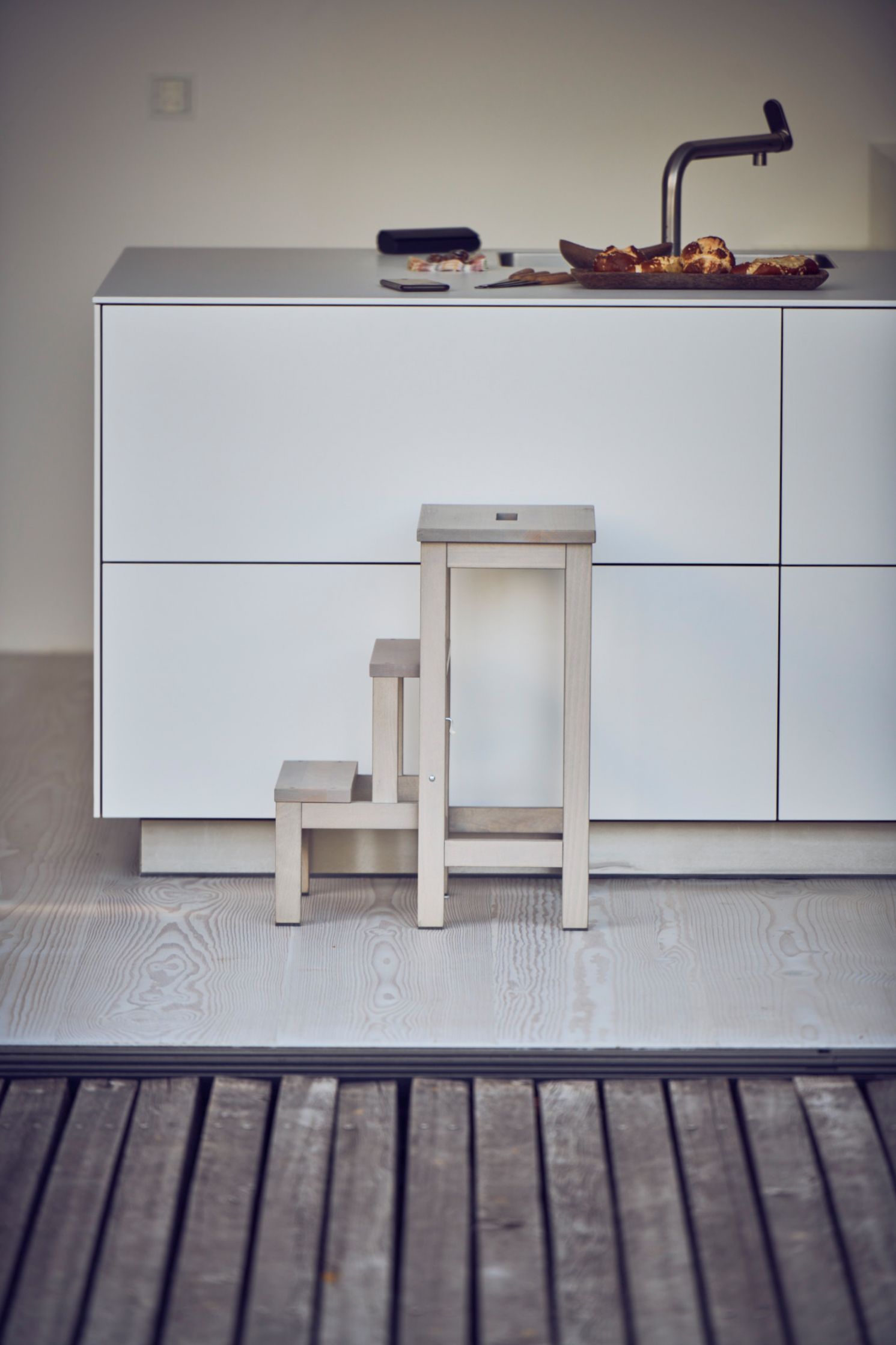 Soho Hockerleiter schwarz Jan Kurtz