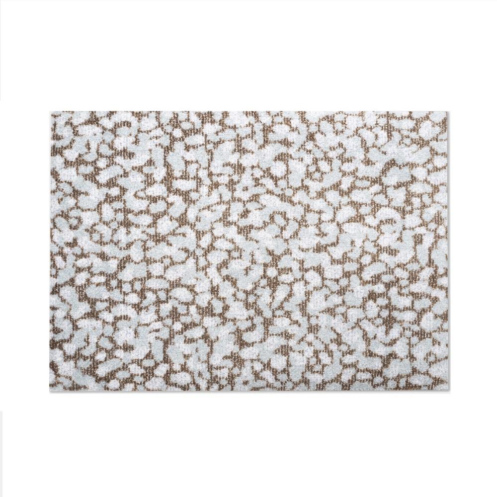 Nahaufnahme der Grain Sandstone Heymat Fußmatte mit abstraktem Muster in Weiß und Braun.