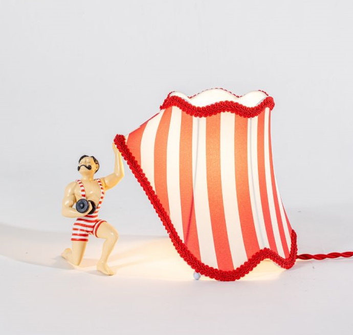 Circus AbatJour Lampe: Zirkusleuchte mit rot-weiß gestreiftem Lampenschirm und Gewichtheber-Figur.