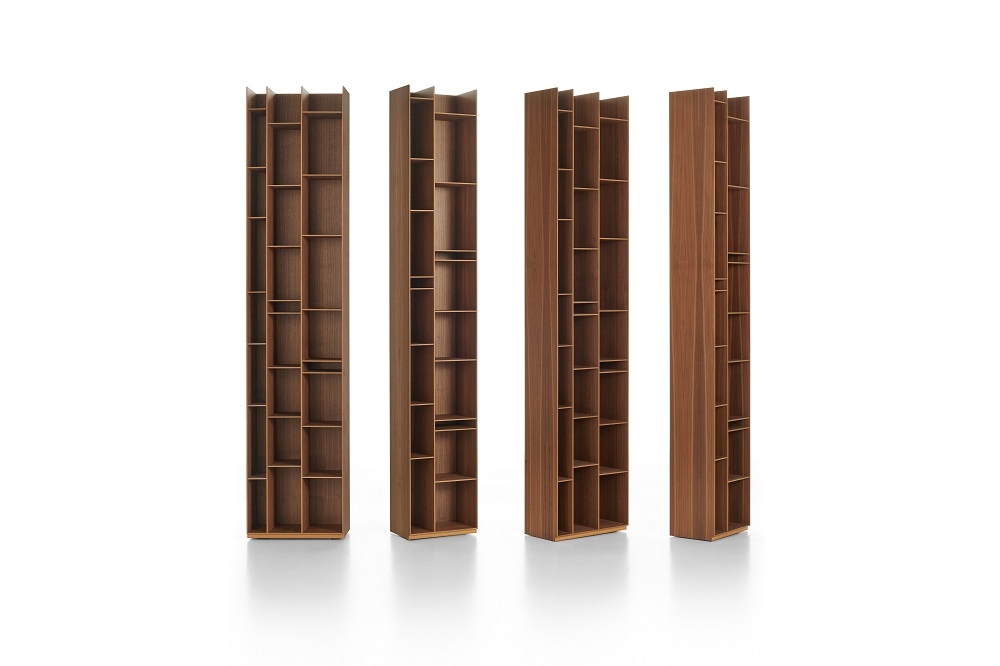 Vier hohe, moderne Holzregale "Random Wood" von MDF Italia auf weißem Hintergrund.