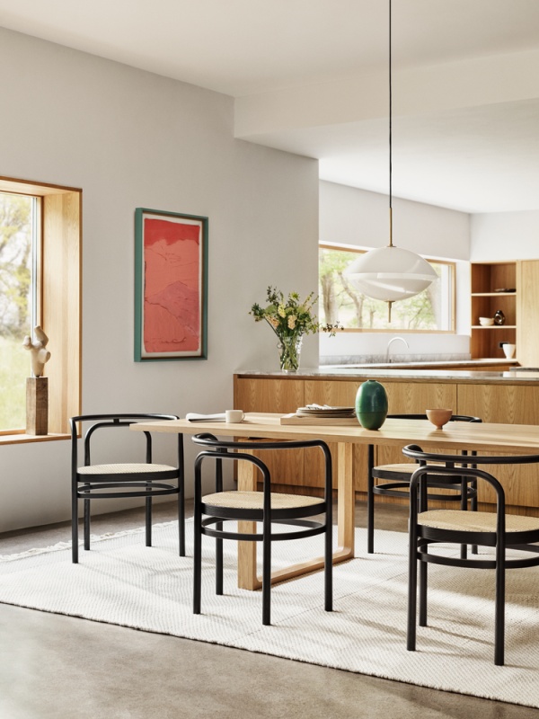 Esszimmer mit PK 15 Stühlen von Fritz Hansen, schwarzes Metallgestell und Rattan Sitzfläche.