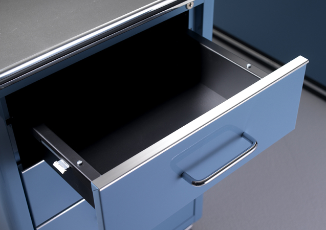 TB 228 Classic Line Schreibtisch von Müller Möbelfabrikation, Detailaufnahme einer geöffneten Schublade in blau.