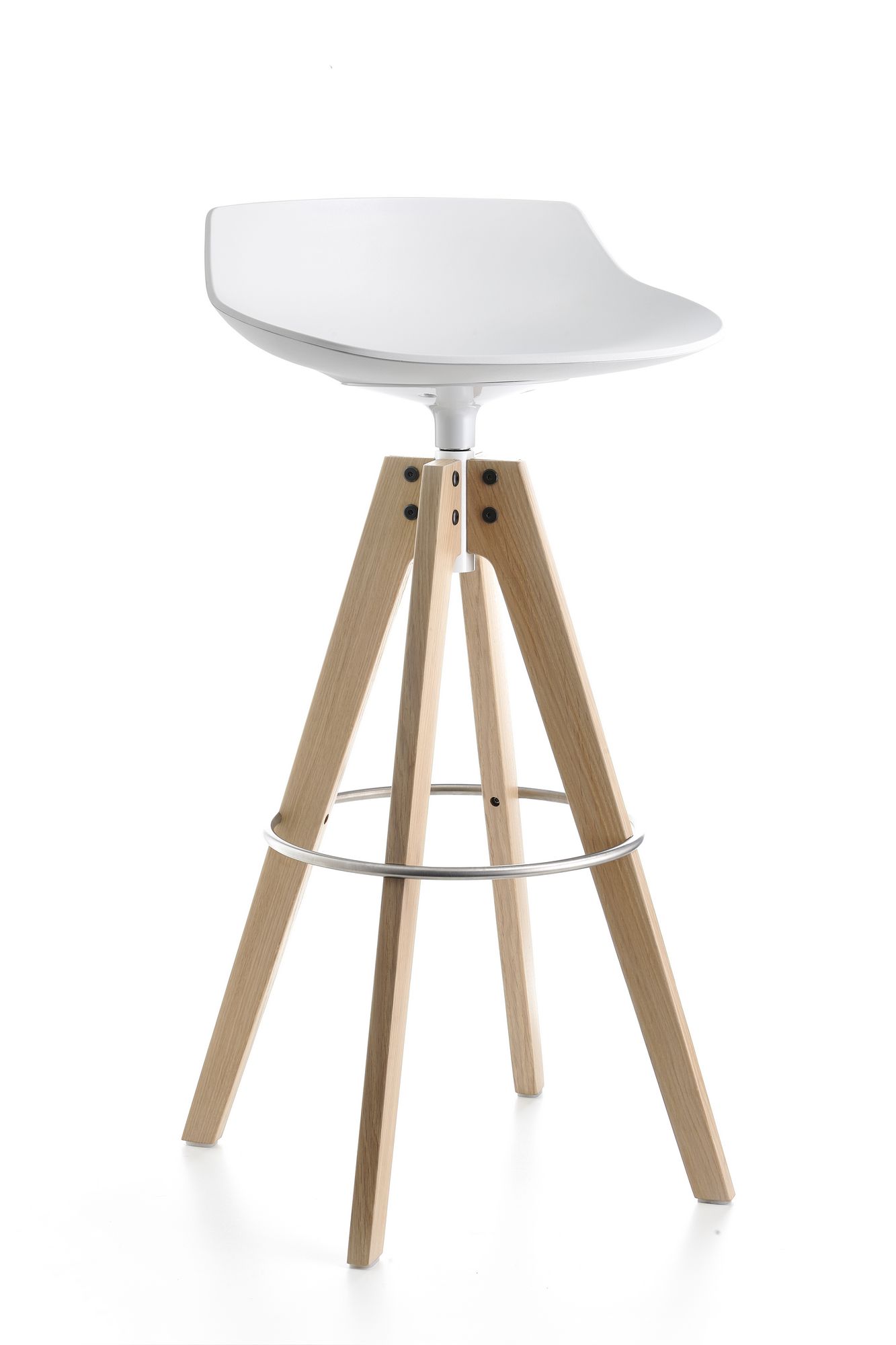 Flow Stool VN Barhocker von MDF Italia: Weißer Sitz auf hellem Holzgestell mit Fußring.