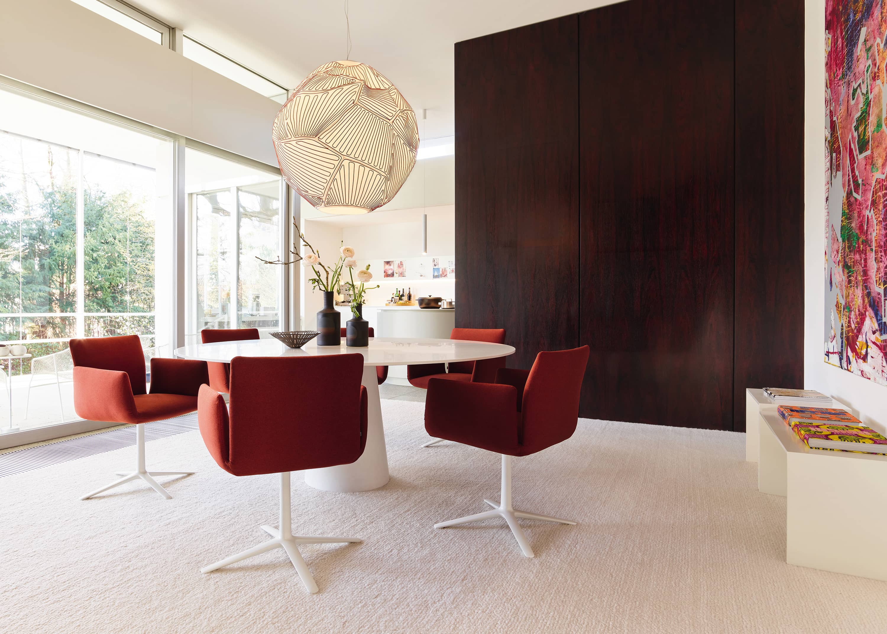 Esszimmer mit Jalis Stühlen von Cor in Rot und weißem Drahtgestell.