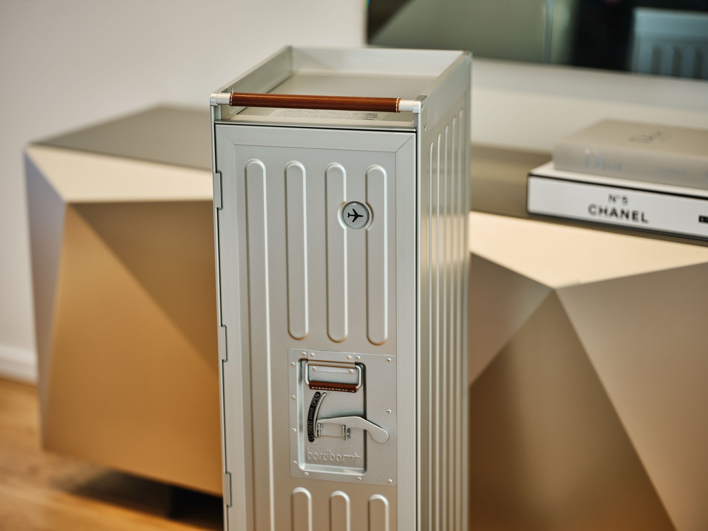 Silberner Voyager Flugzeugtrolley Bordbar mit braunem Ledergriff, ideal als Hausbar oder stilvolles Möbelstück.