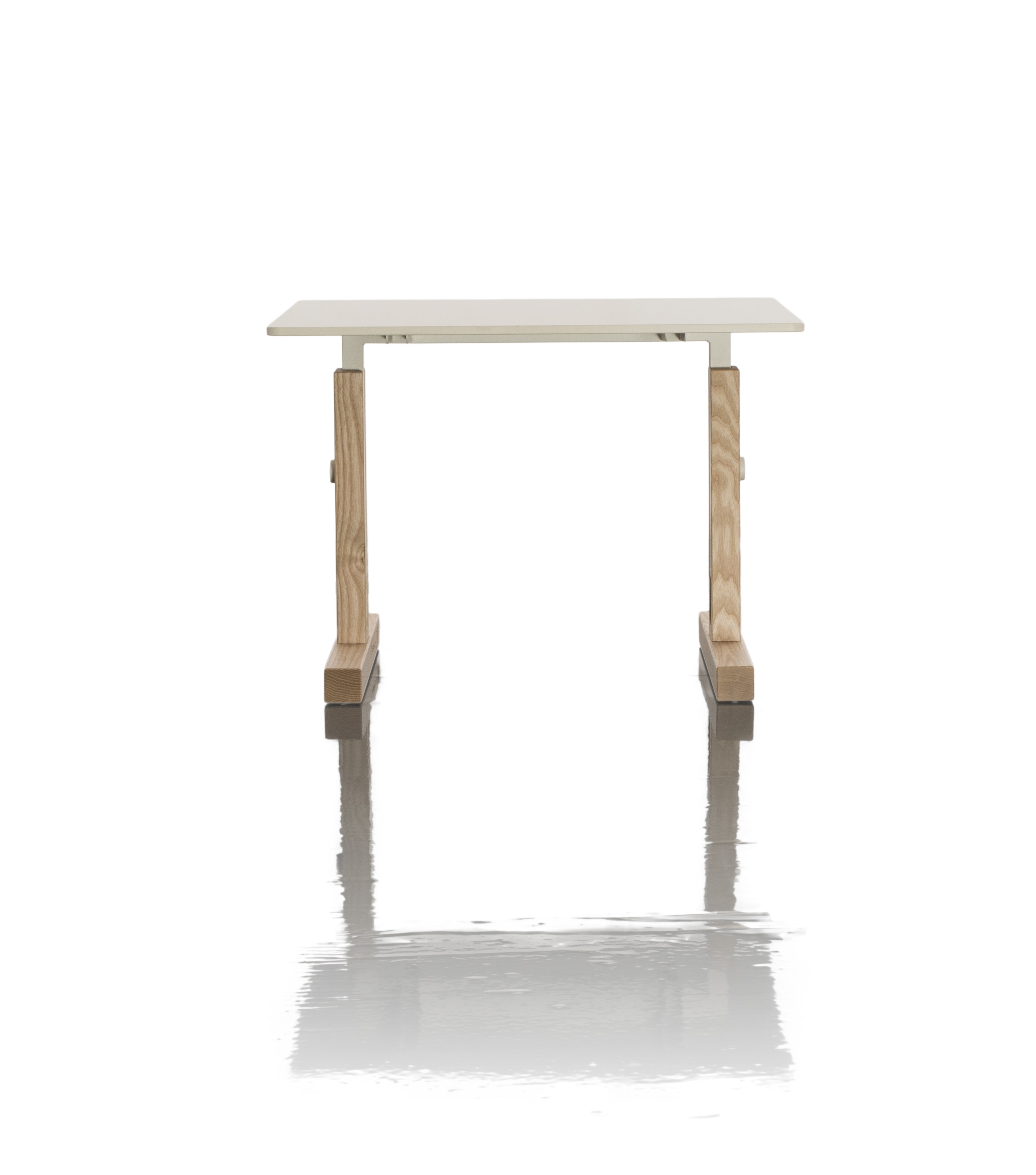 Magis Little Big Table Kindertisch, höhenverstellbarer Schreibtisch mit Holzbeinen und weißer Tischplatte.